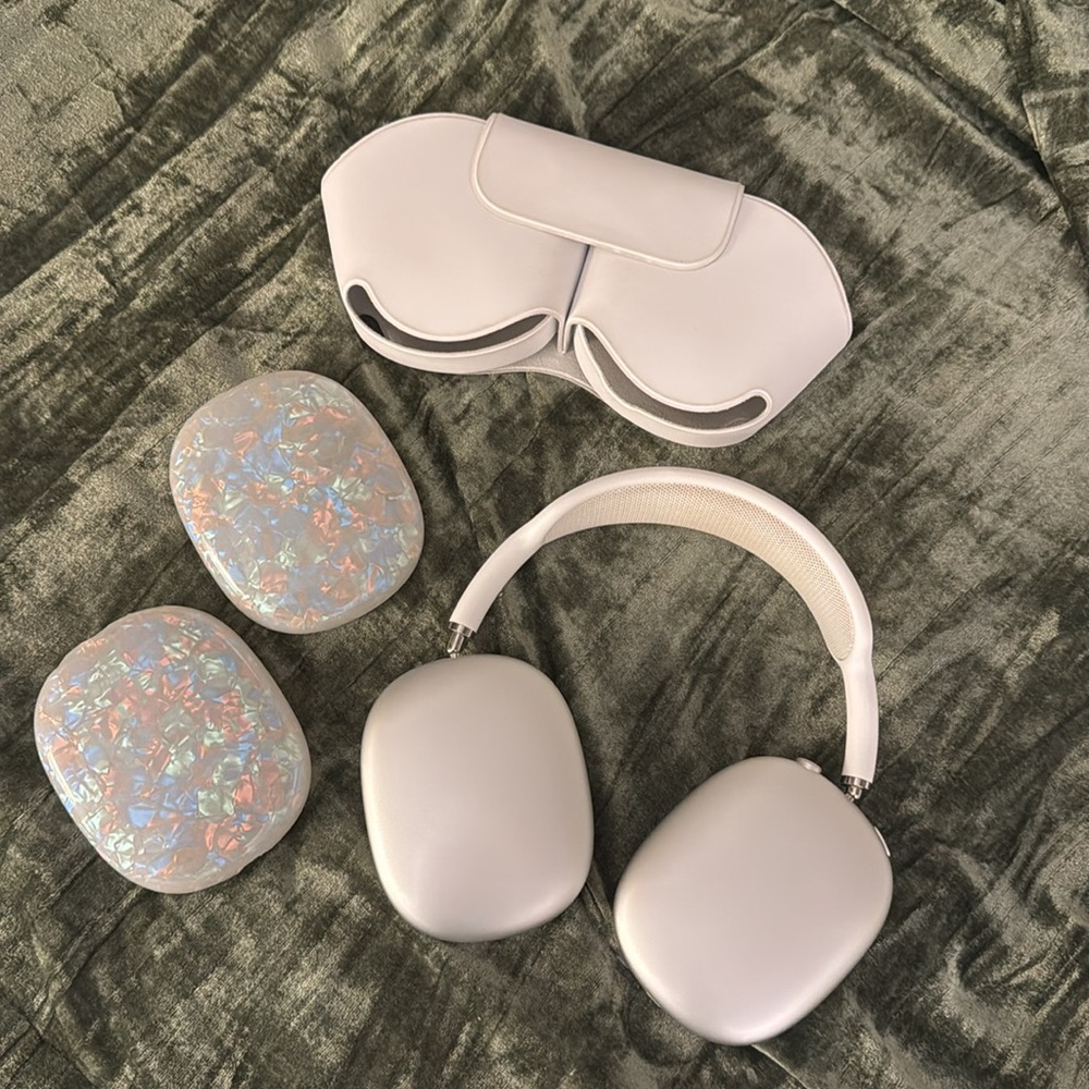 apple headphones!!
